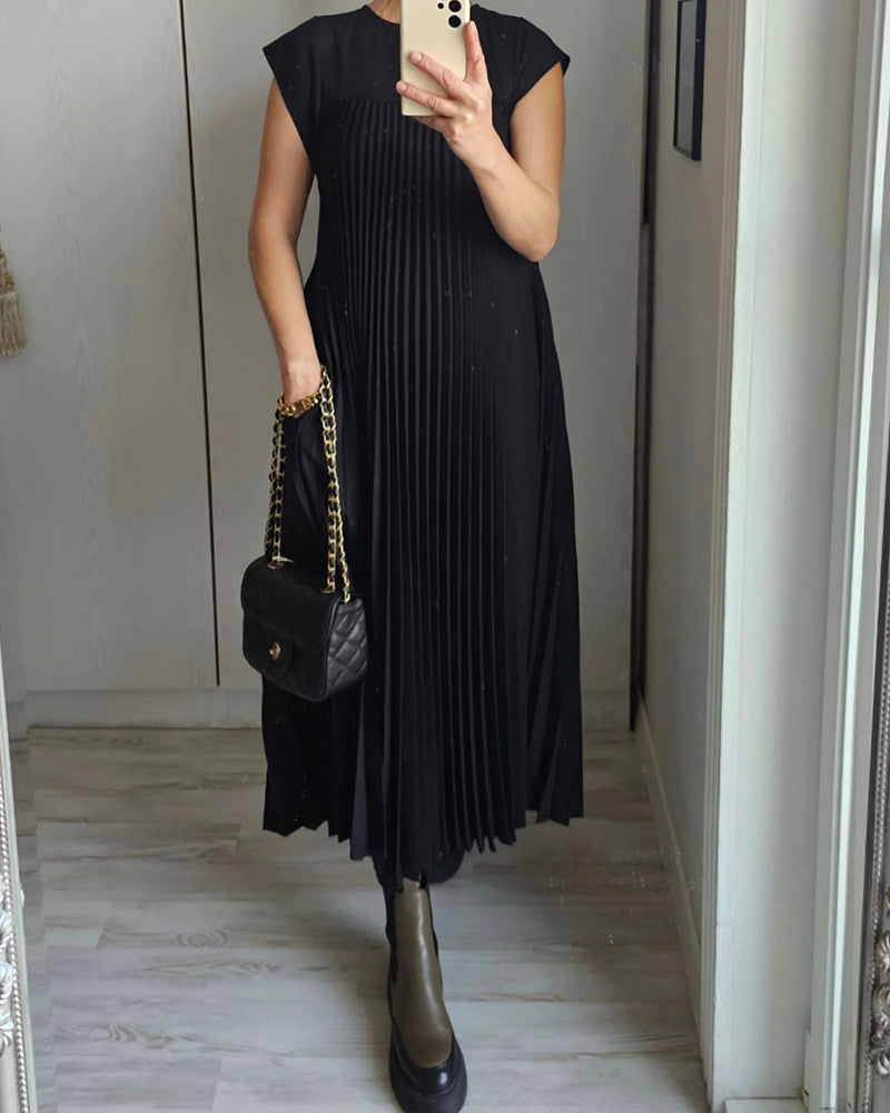 Woman wearing a pleated cocktail maxi dress with round neck and cap sleeves - view 18