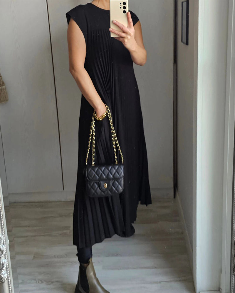 Woman wearing a pleated cocktail maxi dress with round neck and cap sleeves - view 19
