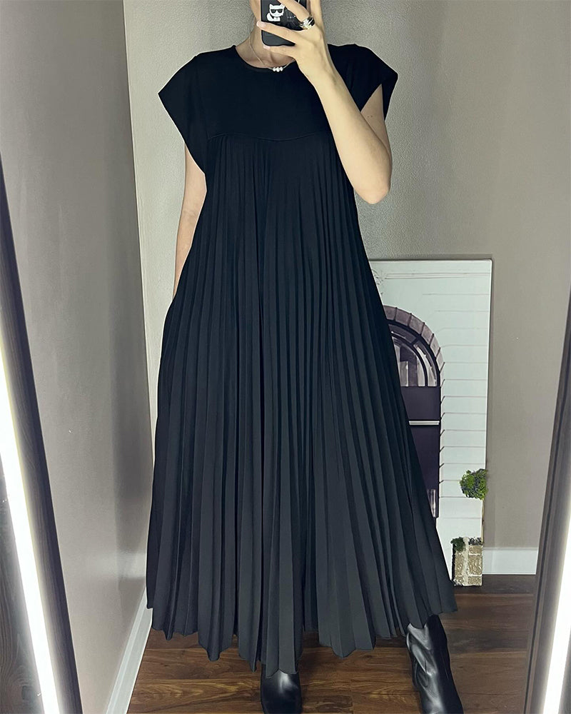 Woman wearing a pleated cocktail maxi dress with round neck and cap sleeves - view 2