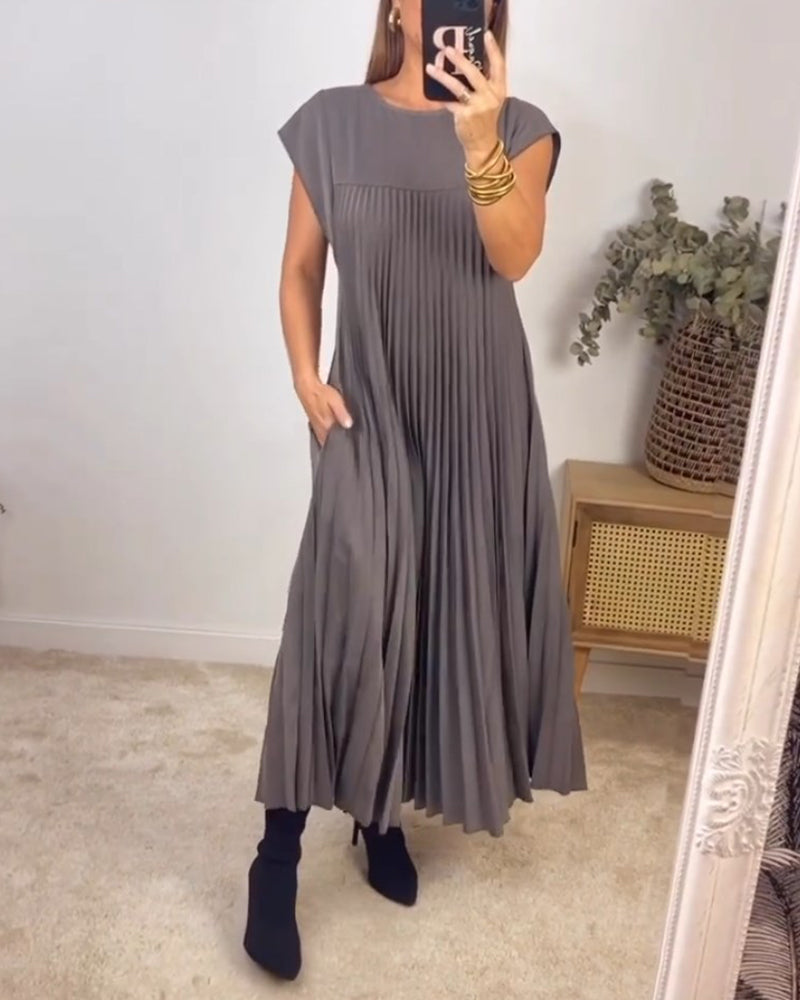 Woman wearing a pleated cocktail maxi dress with round neck and cap sleeves - view 3