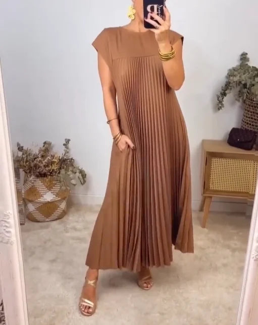 Woman wearing a pleated cocktail maxi dress with round neck and cap sleeves - view 4
